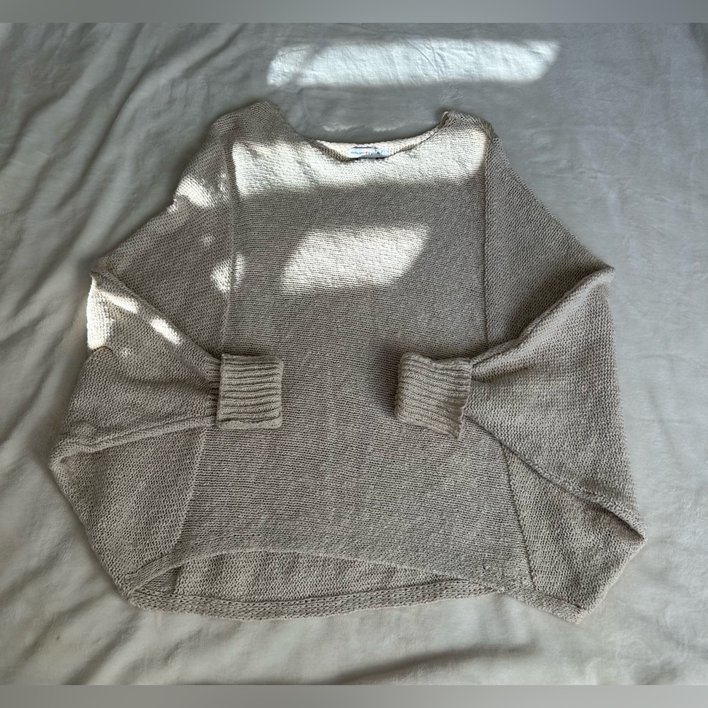 Cream, loose sweat sweater